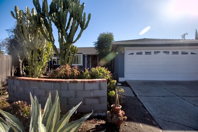 Building Photo - Sapcious remodeled Sundale w/ open floorplan Rental