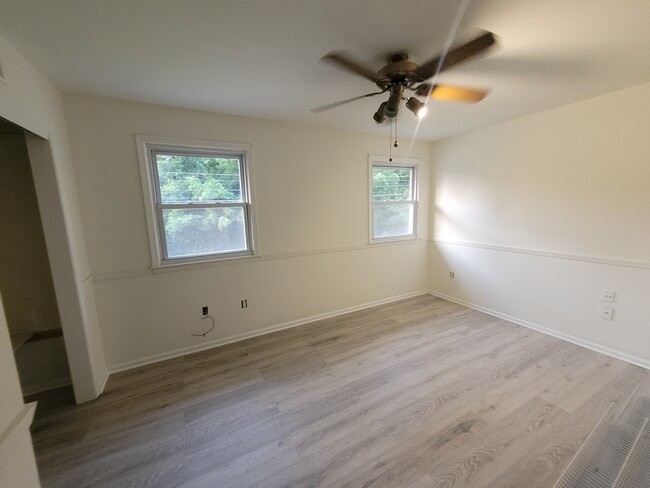 Bedroom 3 - 4008 Oakland Road Unit 4008 Oakland Rd