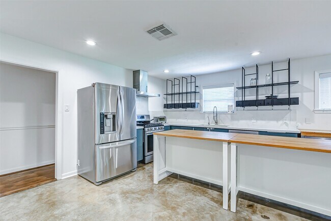 Photo - 1202 Shadeland Dr