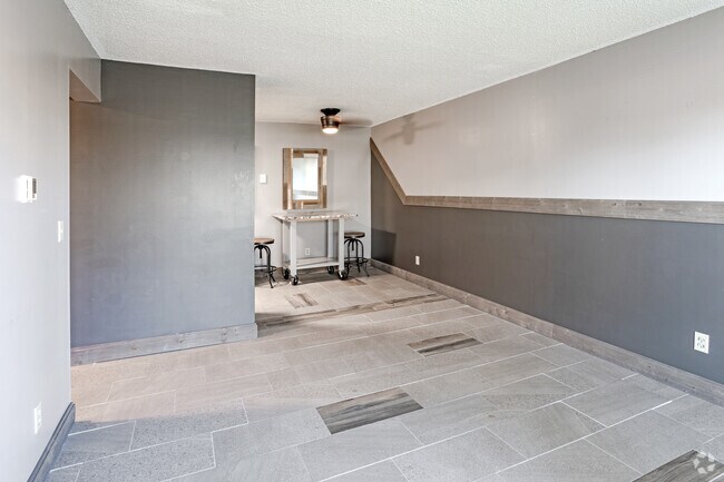 2BR, 1BA - 850 SF - 428 Flatts