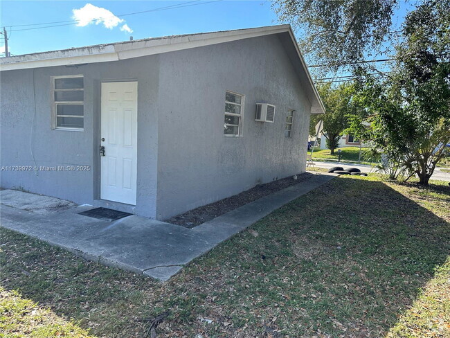 Building Photo - 1541 NW 2nd St Unit C Rental