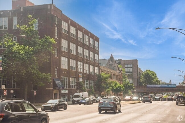 Building Photo - 1733 W Irving Park Rd Unit 402 Rental