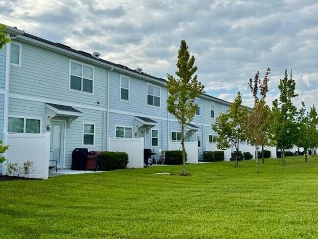 Photo - For Rent 3/2.5 townhome 2 Car Garage in Storey Lake,