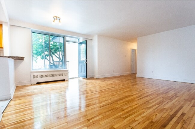 Building Photo - 6001-6101-6151 Cote Saint-Luc Road