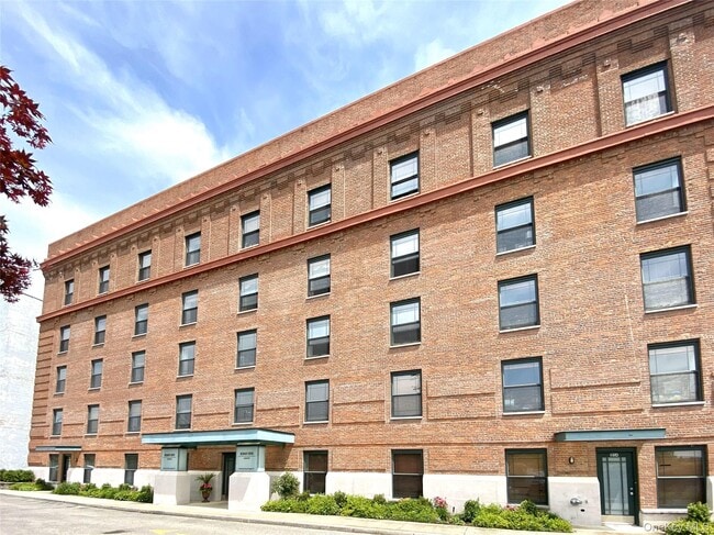 Building Photo - 1 S Astor St Unit 202