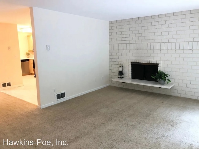 Photo - 3 bed 2 bath Duplex Great Yard!