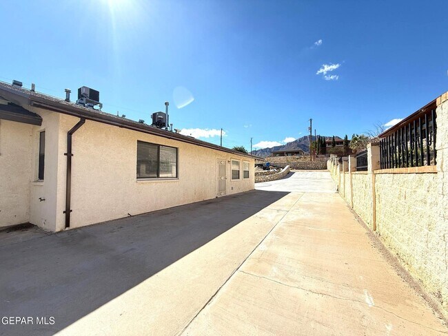 Photo - 9001 Comet St