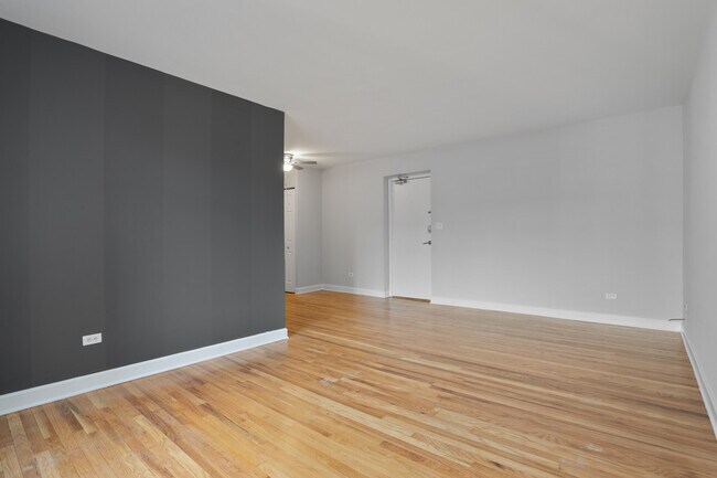 Photo - 6758 N Sheridan Rd