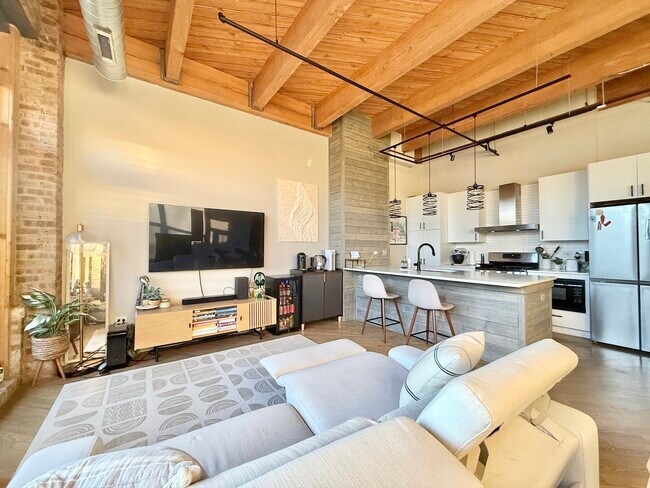 Photo - 1040 W Adams St