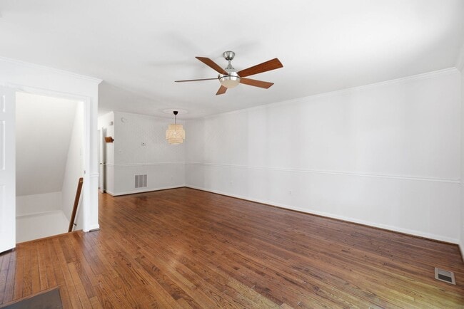 Photo - 541 Colecroft Ct