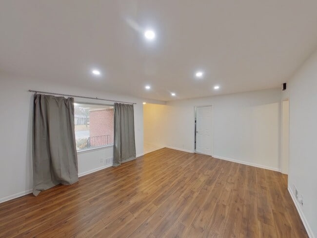 Photo - 3534 W 11th St N