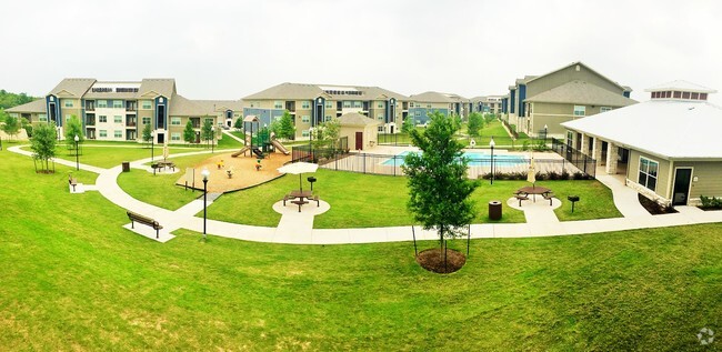 Courtyard View - The Pointe at Benwhite Rental