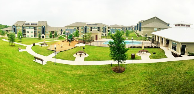 Courtyard View - The Pointe at Benwhite Apartments