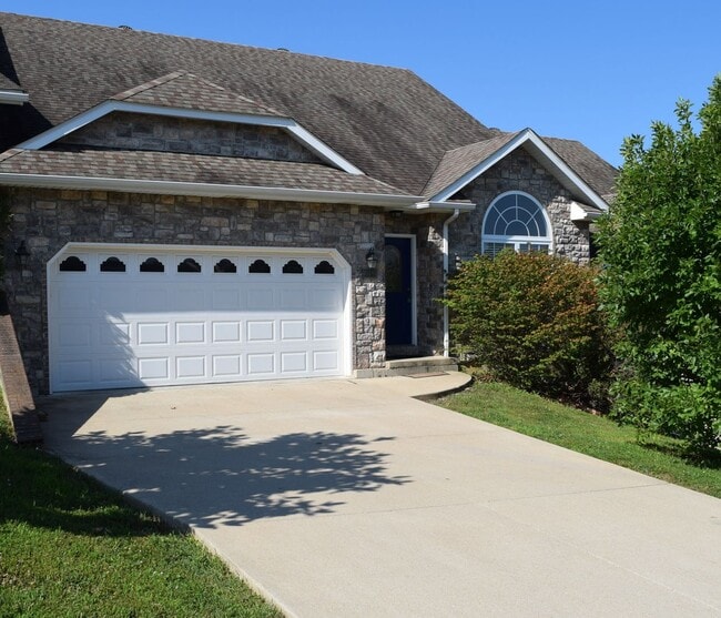 Building Photo - Beautiful 3 bedroom, 2 bathroom condo!