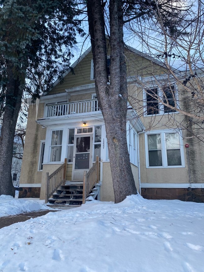 Building Photo - 1227 E 3rd St Unit c