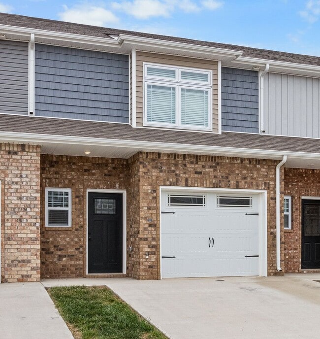 Building Photo - 2 Bedroom Condo For Rent With Community Swimming Pool!