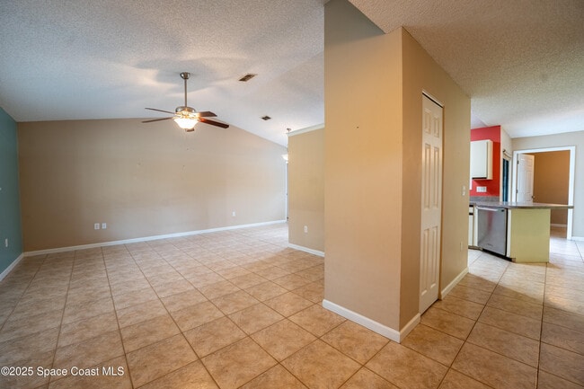 Photo - 2390 Queens St SE