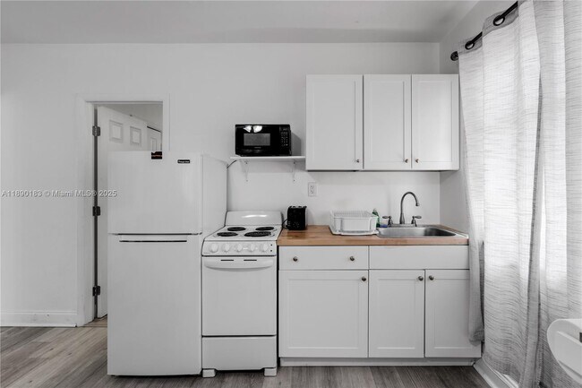 Photo - 975 SW 10th St Unit 1