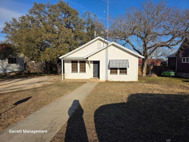 Building Photo - 2/1 House in Lampasas