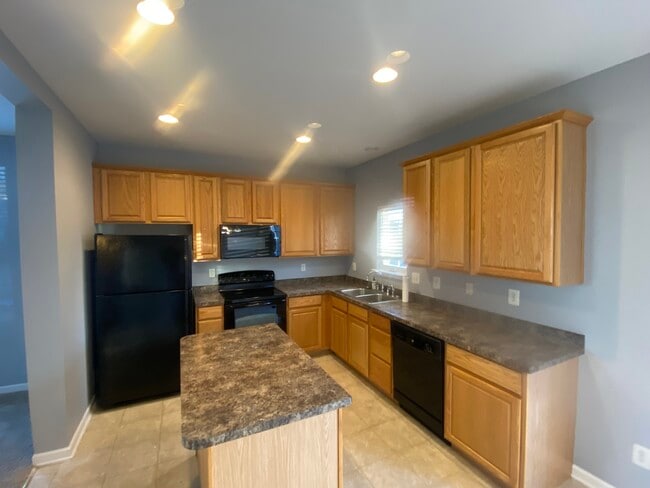 Large kitchen with ice maker, dishwasher and built in microwave - 4101 Strawbridge Ct