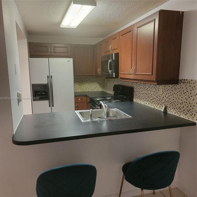 Photo - 210 SW 11th St Unidad 308