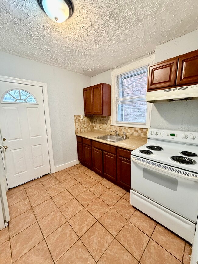 Photo - 5627 Malcolm St