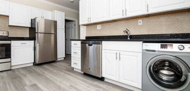 Photo - 655 W Roscoe St