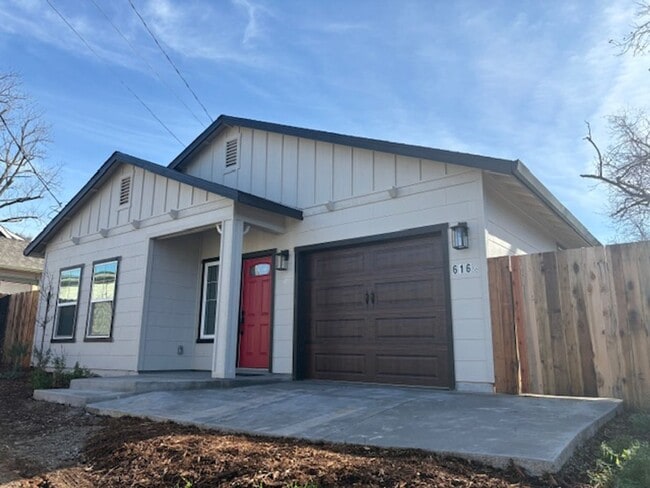 Building Photo - Two bedroom near Historical downtown Folsom