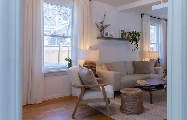 Photo - 2052 Caroline St