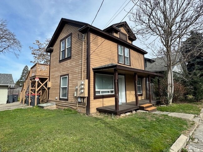Building Photo - RENOVATED UPSTAIRS 2 BEDROOM HOME- FULL PRIVATE UPPER LEVEL