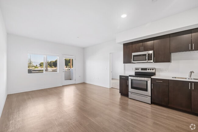 2BR, 2BA - 806SF - Living Room