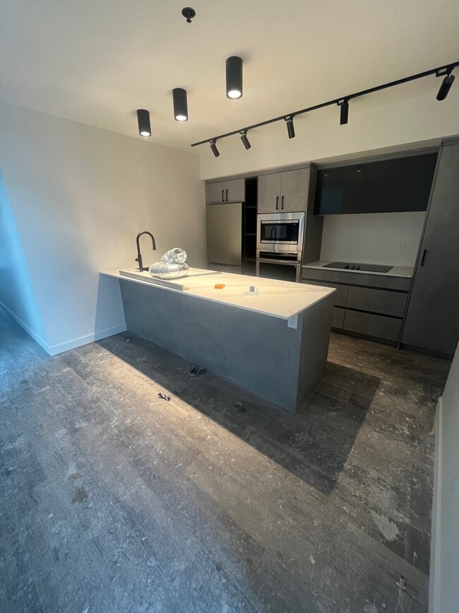 Building Photo - 238-238 Wellington Crescent Unit 2