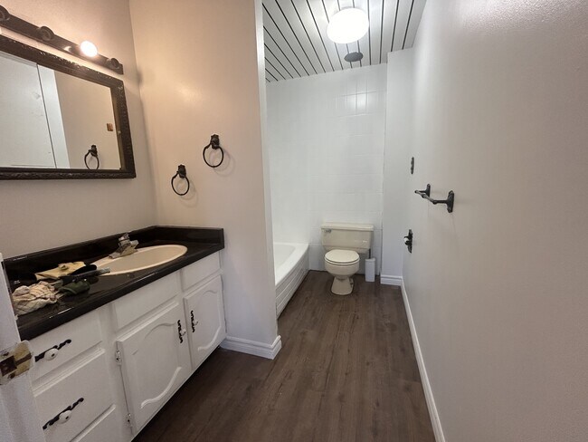 Photo - 865 King St E Unit 2