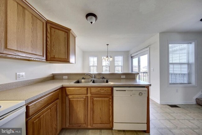 Photo - 8 Shady Tree Ct