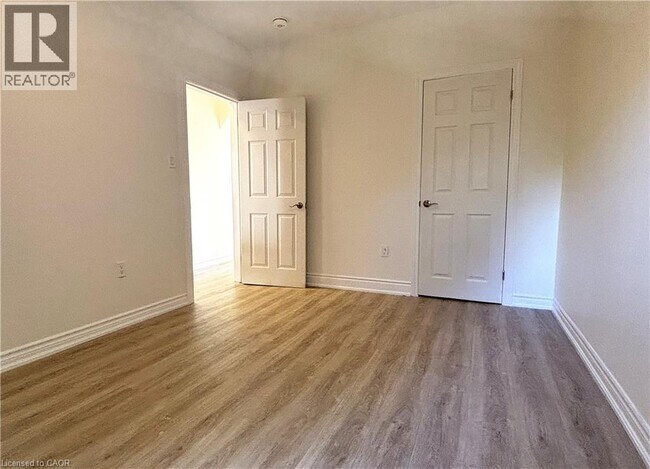 Photo - 76 Wentworth St S