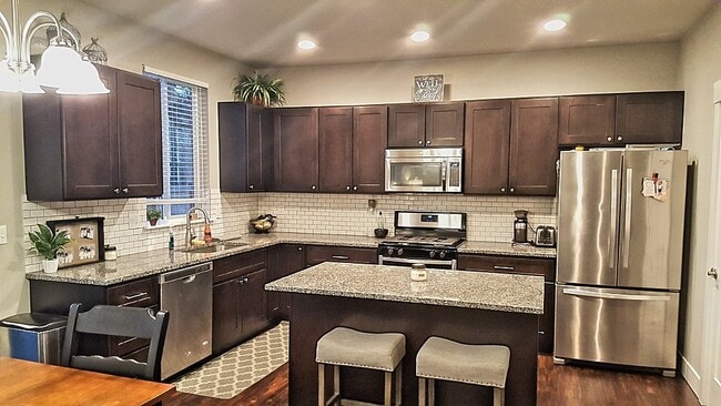 Photo - 1518 Onyx St SE