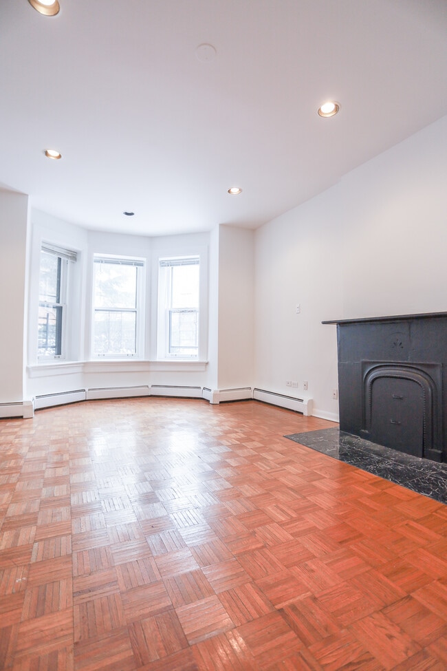 Building Photo - 172 W Menomonee St Unit #G