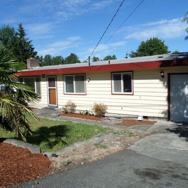 Building Photo - Super Cute & Charming 2-Bedroom Des Moines Home With Giant Fenced Yard!!