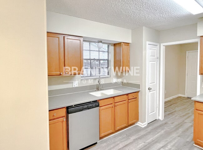 Photo - 553 Edward Rutledge St