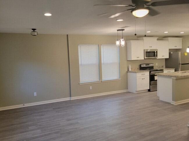 Photo - 7968 Fowlie St