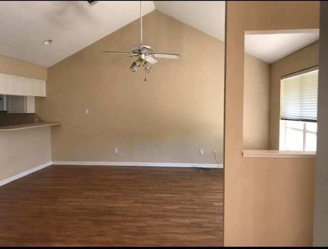 Photo - 527 N Avenue Y