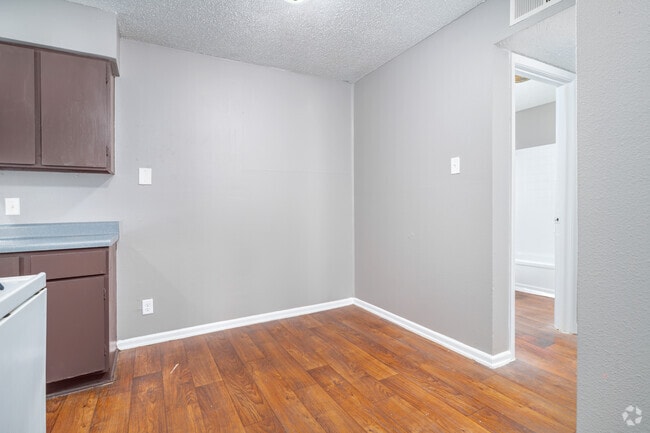1BR, 1BA - 650SF - Dining Room - Lawnwood Apartments