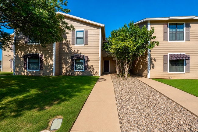 Building Photo - Updated 3-Bedroom Townhome with First-Floor Primary Suite