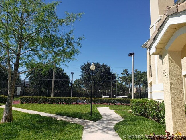 Building Photo - 104 SW Peacock Blvd Unit 3-104