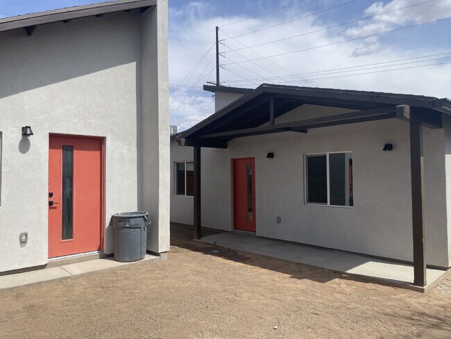 Building Photo - 1339 E 8th St Unit Lumen-2bdrm