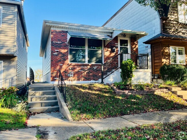 Building Photo - 2 Bed 1 Bath  updated home - St. Louis' "T...