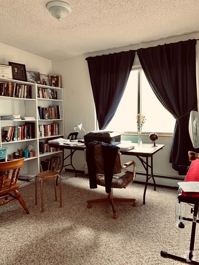 Building Photo - Beautiful Two Bedroom, One Bath Apartment ...