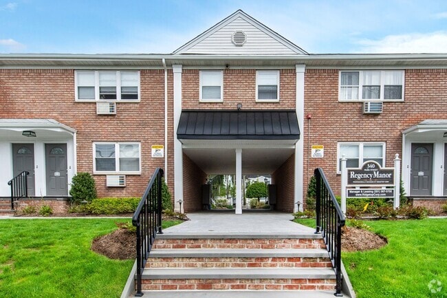 Building Photo - Regency Manor: In-Unit Washer & Dryer, Col... Rental