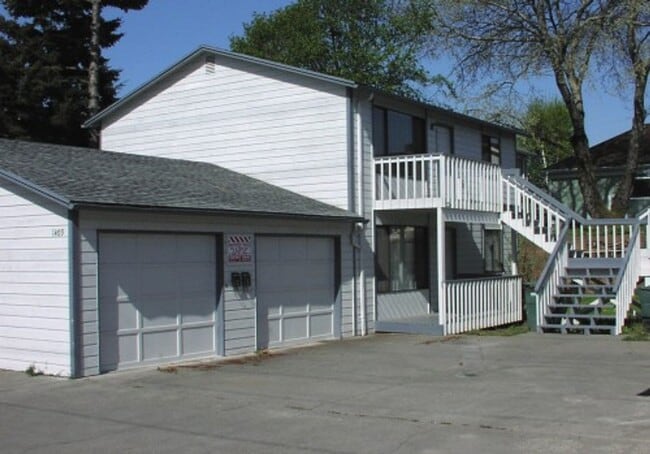 Building Photo - 2 Bed, 1 Bath Duplex with Garage Unit # 1411 A