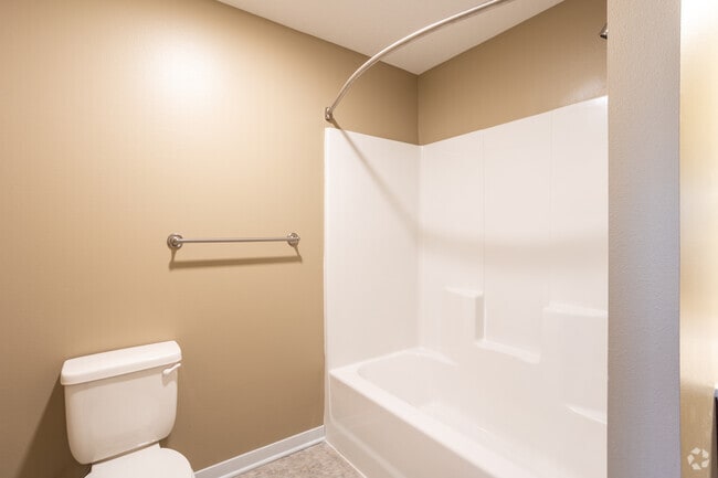2BR, 2BA - 900SF - Primary Bathroom